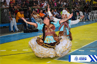 Foto de outra quadrilha junina no concurso de Senhor do Bonfim