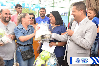 Foto de partida de futsal na quadra poliesportiva