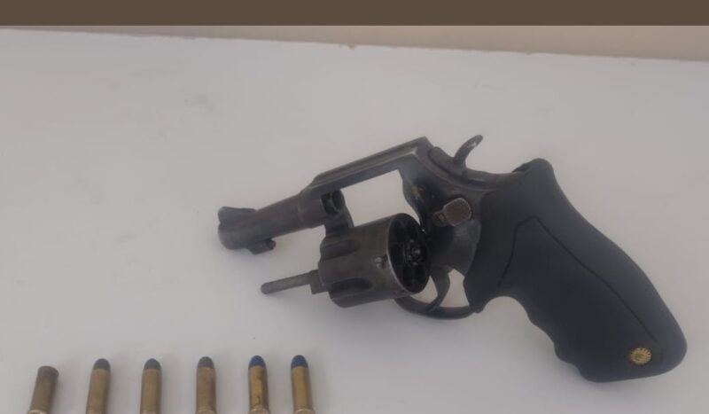 54ª CIPM apreende arma de fogo e conduz homem em cumprimento de mandado de prisão em Campo Formoso-BA: Ação da Polícia Militar da Bahia resulta na apreensão de arma de fogo e prisão de indivíduo